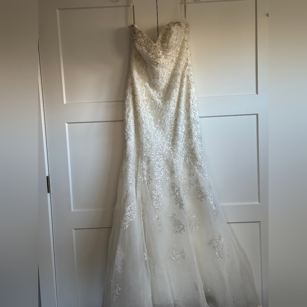 Elegant White Lace Strapless Gown